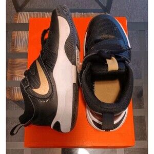 Nike Team Hustle D 11 (PS) Black/White/Metallic Gold Size 13c Boys